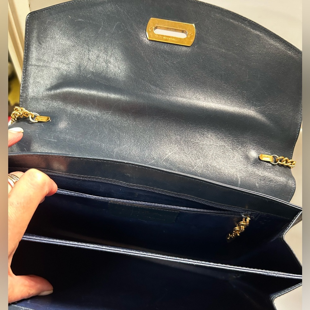 Vintage Salvatore FERRAGAMO navy blue leather crossbody clutch gold chain strap. - Picture 14 of 16
